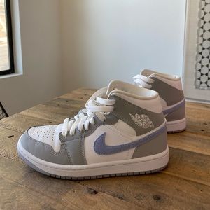 Womens Air Jordan 1 Mid /  White Aluminum Wolf Grey / US 6.5
